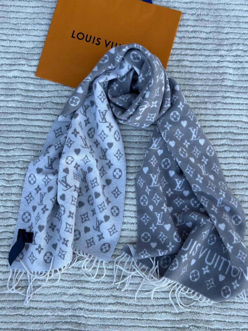 Lv scarf