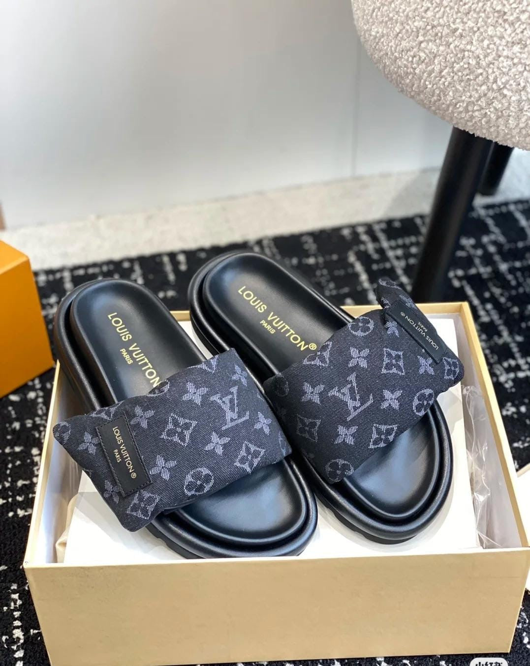 Lv slippers