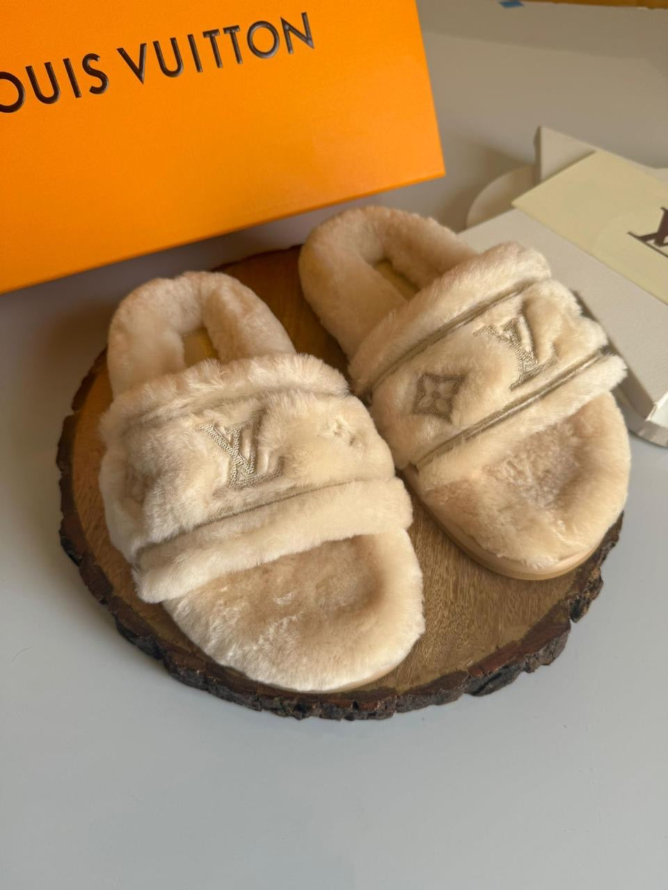 Lv slippers