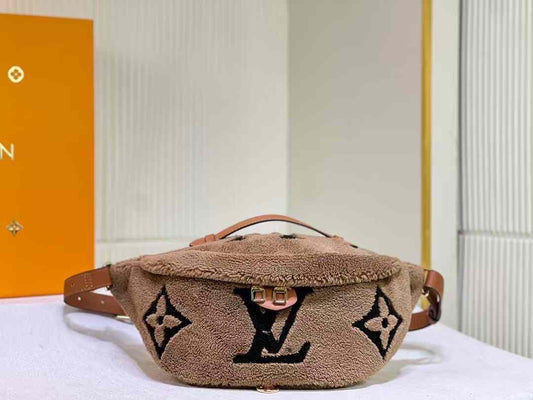 Lv bag - waist bag with fur