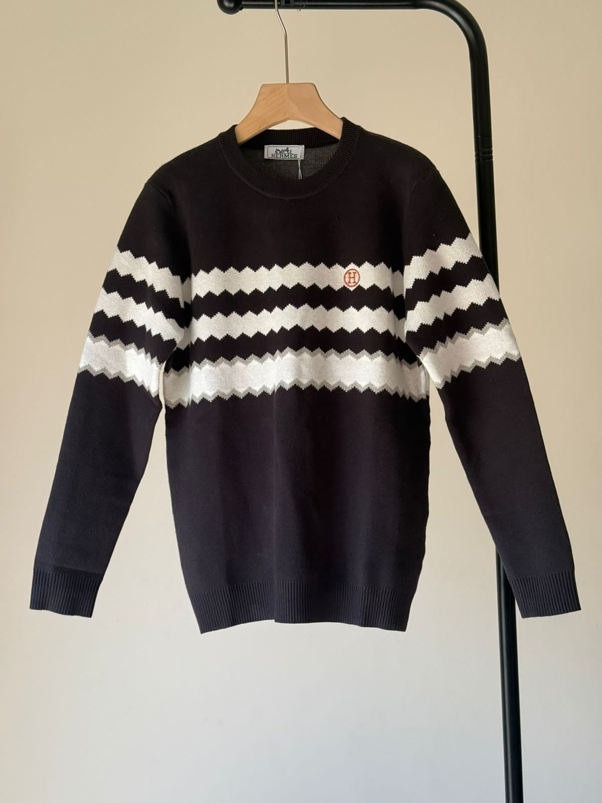 Lv sweater