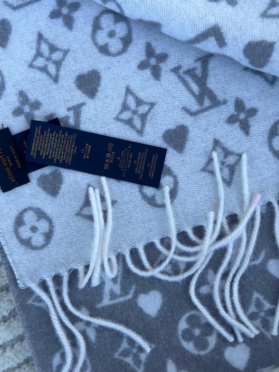 Lv scarf