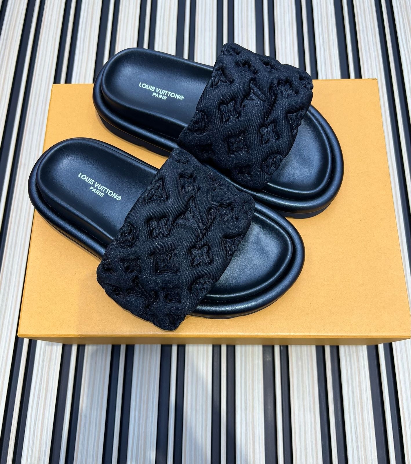 Lv slippers- black