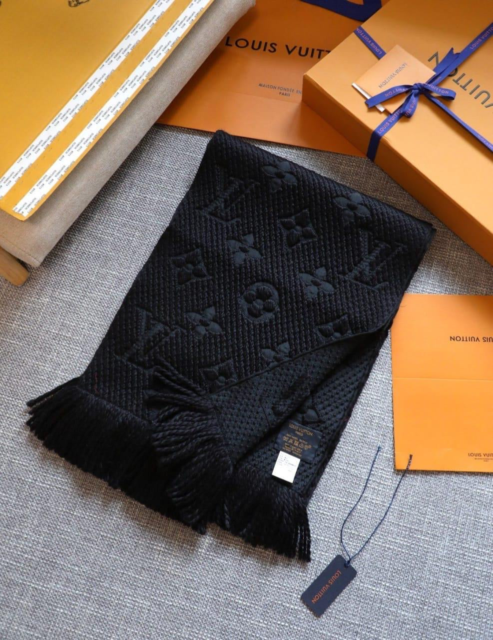 Lv scarf