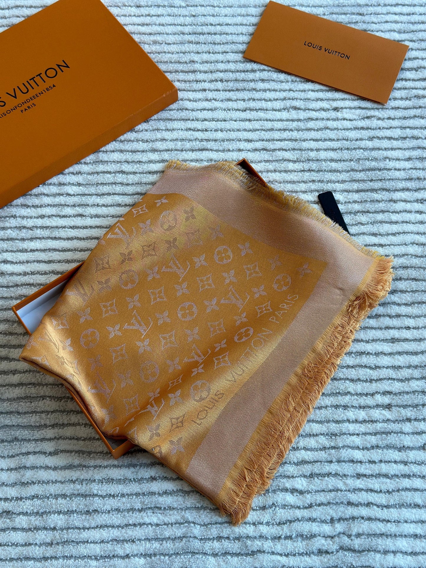 Lv scarf