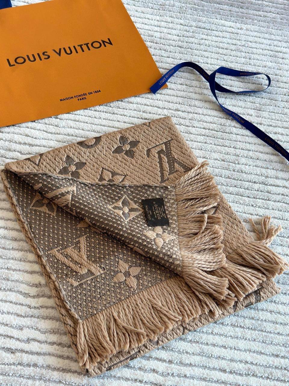 Lv scarf