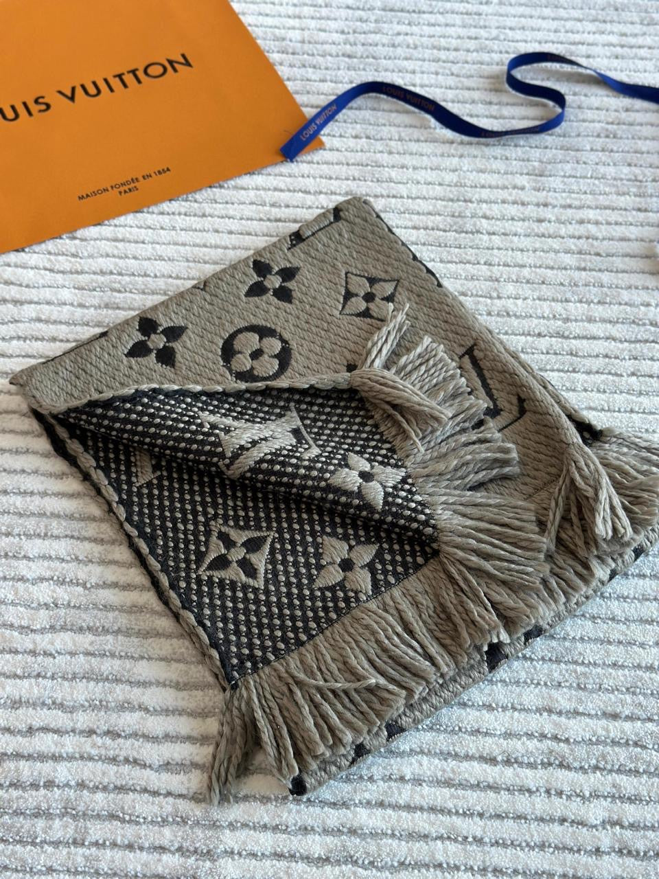 Lv scarf