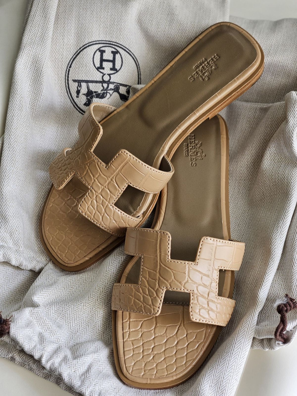 Hermes slippers - beige crocodile