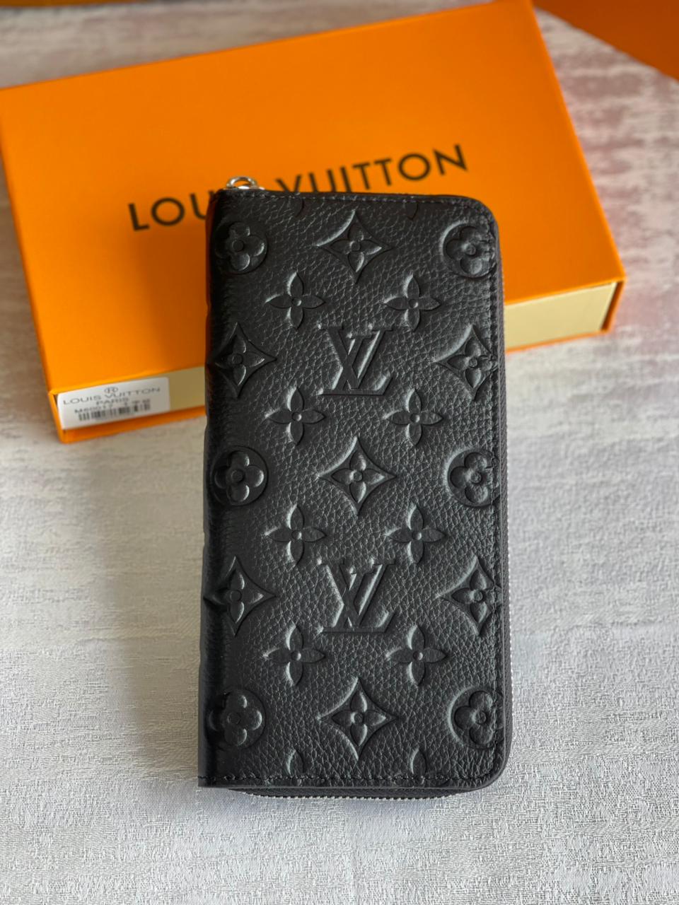 Lv wallet - long with zipper