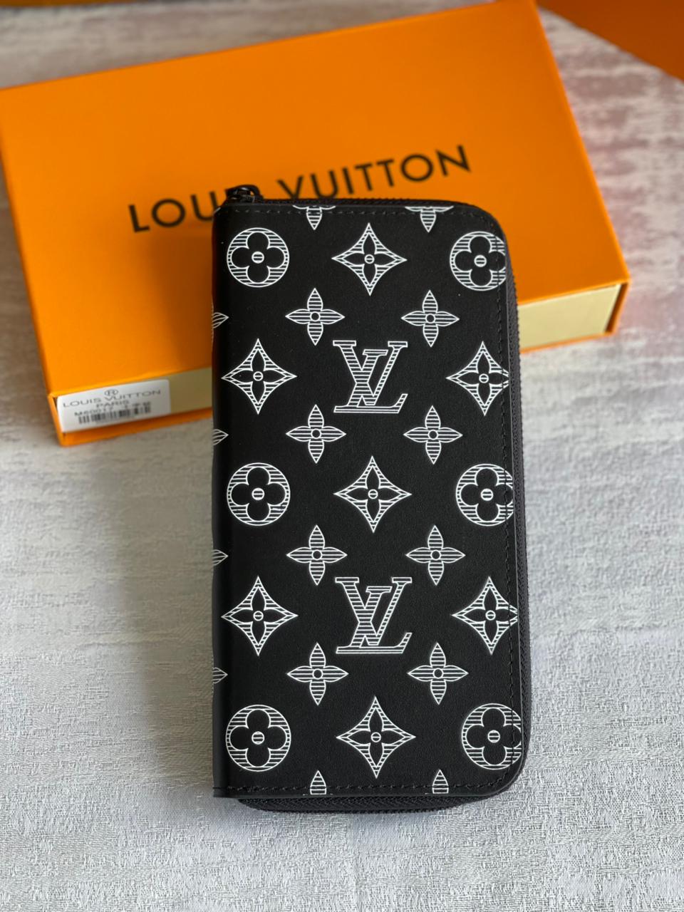 Lv wallet - long with zipper