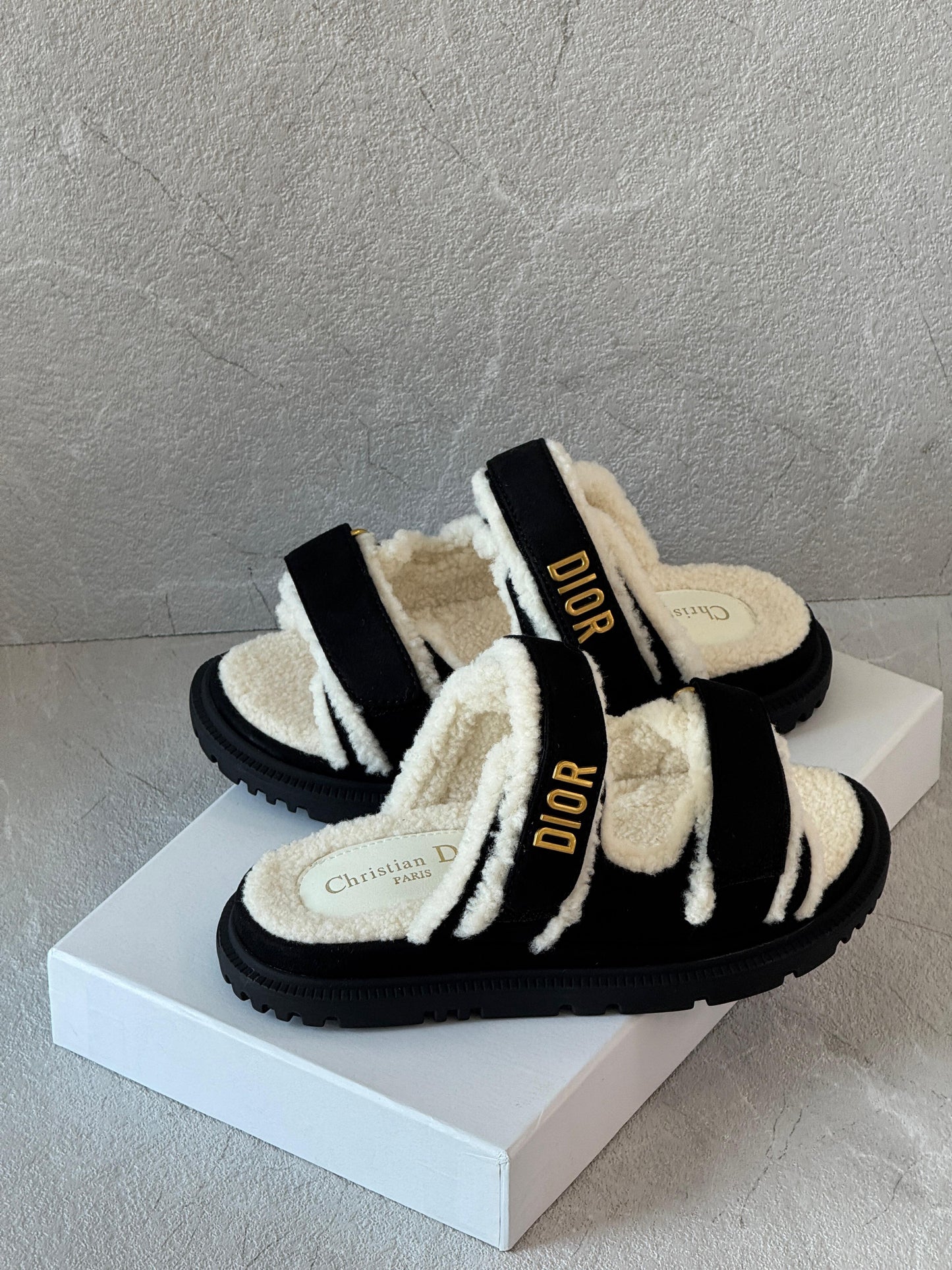 Dior slippers with fur