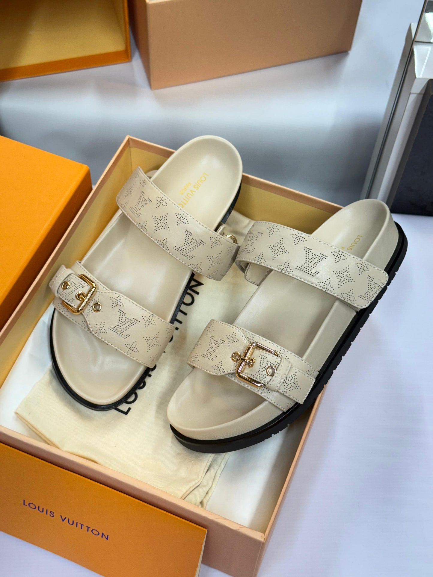 Lv slippers