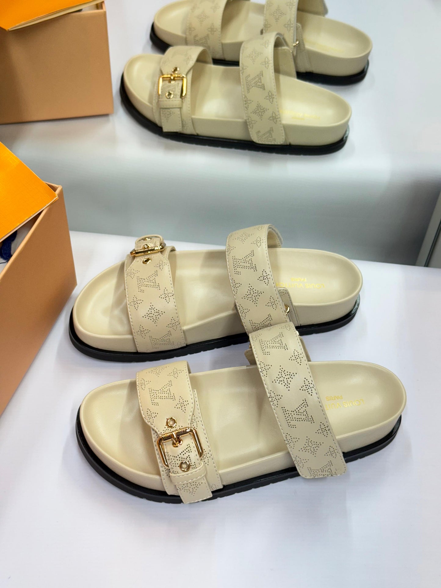 Lv slippers